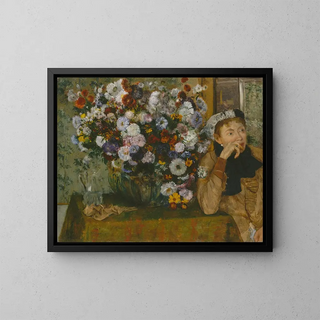 Una mujer sentada junto a un jarrón de flores - Edgar Degas — cuadro enmarcado en la pared