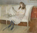 Joven chica sentada en un sofá llamado Sinfonía en blanco Mademoiselle Paulmier - Paul César Helleu — vista de la obra