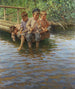 Cuatro chicos en el muelle de la orilla mientras pescan - Nikolay Bogdanov-Belsky — vista de la obra