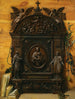 Un bodegón en trompe-l'œil de un altar portátil de madera con un rosario, una campanilla de mano y libros colocados en el borde al lado - Prospero Mallerini — vista de la obra