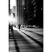 Impresión fotográfica en blanco y negro - Una mujer entre sombras y luces