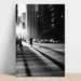 Impresión fotográfica en blanco y negro - Una mujer entre sombras y luces