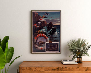 Póster vintage Bretaña – Belle-Île-en-Mer, Bretaña, enmarcado sobre una cómoda de madera, entre plantas.