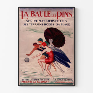 Póster Bretaña vintage – La Baule‑les‑Pins, enmarcado en una pared clara con marco fino.