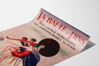 Póster Bretaña vintage – La Baule‑les‑Pins, presentado sobre una lámina curvada, vista en perspectiva.
