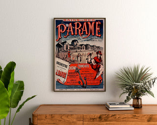 Póster vintage Bretaña – Paramé, bahía de Saint-Malo, enmarcado sobre una cómoda de madera, entre plantas.