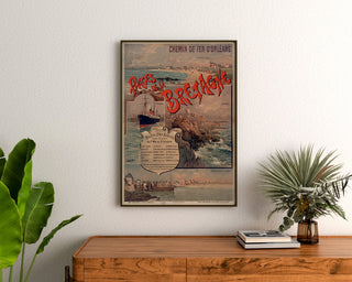 Póster vintage Bretaña – Playas de Bretaña, Orléans, enmarcado sobre una cómoda de madera, entre plantas.