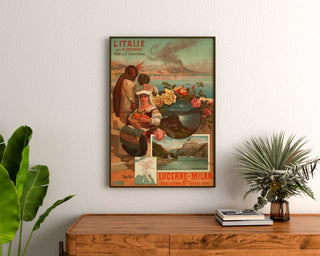 Póster ferroviario – Italia por el San Gotardo, 1892, enmarcado sobre una cómoda de madera, entre plantas.