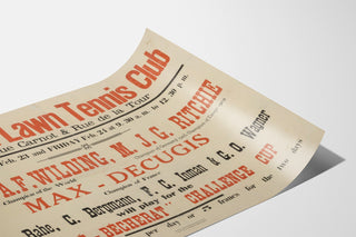 Cartel Menton Lawn Tennis Club, presentado en una lámina curvada, visto en perspectiva.