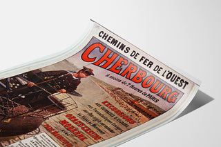Póster Normandía vintage – Cherbourg, chemins de fer de l’Ouest, presentado sobre una lámina curvada, visto en perspectiva.