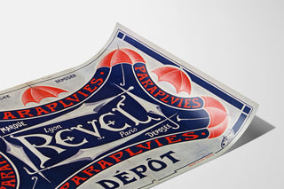 Cartel Paraguas Revel — Marca registrada, Lyon, París, presentado en una lámina curvada, visto en perspectiva.