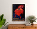 Cartel publicitario vintage Cognac Richarpailloud, enmarcado sobre una cómoda de madera, entre plantas.
