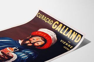 Póster publicitario vintage Curaçao Galland, presentado sobre una hoja curvada en perspectiva.