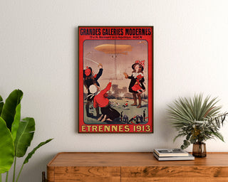 Cartel publicitario vintage Grandes Galeries modernes, Agen, enmarcado sobre una cómoda de madera, entre plantas.