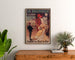 Póster publicitario vintage La Barroise, enmarcado sobre una cómoda de madera, entre plantas.