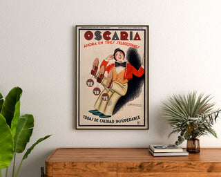 Póster publicitario vintage Oscaria, calzado, enmarcado sobre una cómoda de madera, entre plantas.