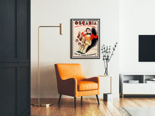 Póster publicitario vintage Oscaria, calzado, enmarcado en un salón con un sillón naranja y una lámpara de pie.