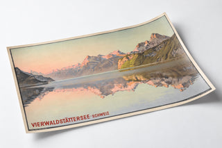 Póster suizo vintage – Lago de los Cuatro Cantones – Jakob Wyss, mostrado sobre una hoja curvada, visto en perspectiva.