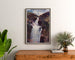 Cartel turístico vintage – Gimel, la Gran Cascada, enmarcado sobre una cómoda de madera, entre plantas.