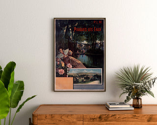 Póster turístico vintage – Pougues-les-Eaux, PLM, enmarcado sobre una cómoda de madera, entre plantas.