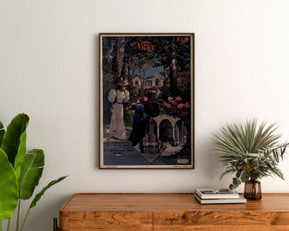 Póster turístico vintage – Vichy, PLM, enmarcado sobre una cómoda de madera, entre plantas.