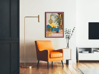 Póster de vino vintage – El buen vino de Alsacia – Hansi, enmarcado en un salón con un sillón naranja y una lámpara de pie.