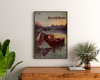 Póster vintage Aix-les-Bains, billetes colectivos PLM, enmarcado sobre una cómoda de madera, entre plantas.