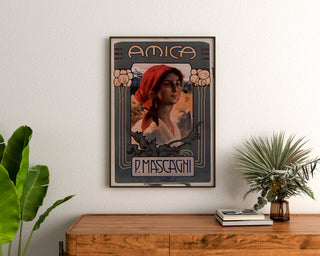 Póster vintage Amica, ópera, enmarcado sobre una cómoda de madera, entre plantas.