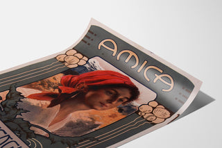 Póster vintage Amica, ópera, presentado sobre una hoja curvada, vista en perspectiva.