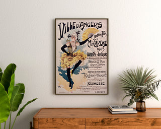 Póster vintage Angers, mi-carême, enmarcado sobre una cómoda de madera, entre plantas.