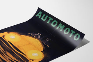 Póster vintage Automoto, Saint‑Étienne, presentado sobre una lámina curvada, vista en perspectiva.