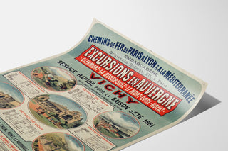 Póster vintage Auvergne, excursiones PLM, presentado sobre una hoja curvada, visto en perspectiva.