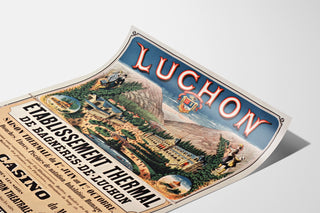 Póster vintage Bagnères-de-Luchon, balneario, presentado sobre una lámina curvada, vista en perspectiva.