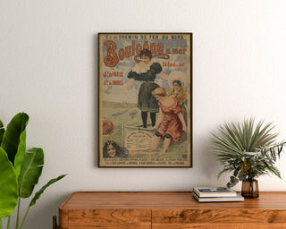 Póster vintage Boulogne-sur-Mer, 24 express, enmarcado sobre una cómoda de madera, entre plantas.