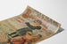 Póster vintage Boulogne-sur-Mer, 24 express, presentado sobre una hoja curvada, visto en perspectiva.