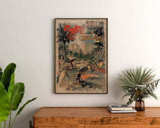 Póster vintage Cannes, Grand Hôtel des Pins, enmarcado sobre una cómoda de madera, entre plantas.