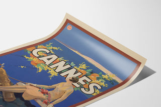 Póster vintage Cannes, les sports élégants, presentado sobre una hoja curvada, visto en perspectiva.