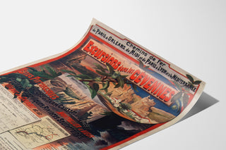 Póster vintage Cévennes, excursiones en tren, presentado sobre una lámina curvada, visto en perspectiva.