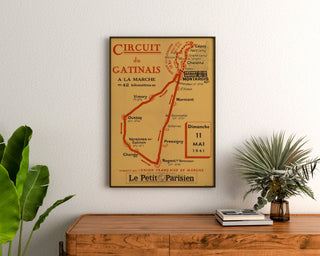 Póster vintage Circuit du Gâtinais, marche, enmarcado sobre una cómoda de madera entre plantas.