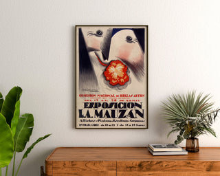 Póster vintage Exposición Achille Mauzan, enmarcado sobre una cómoda de madera, entre plantas.