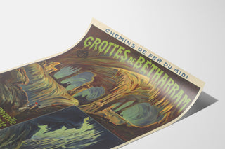 Póster vintage Grutas de Bétharram, presentado en una lámina curvada, visto en perspectiva.