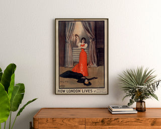 Póster vintage How London Lives, Surrey Theatre, enmarcado sobre una cómoda de madera, entre plantas.