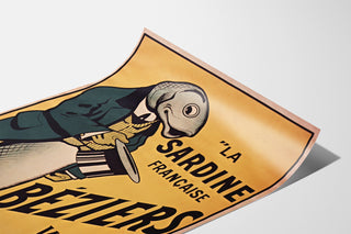 Póster vintage La Sardine française, Béziers, presentado en una hoja curvada, visto en perspectiva.