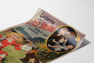 Póster vintage Laiterie de l’Isle Briant, Angers, presentado sobre una lámina curvada, visto en perspectiva.