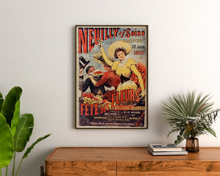 Póster vintage Neuilly, fiesta de las flores, 1890, enmarcado sobre una cómoda de madera, entre plantas.
