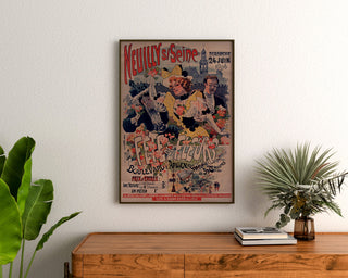 Póster vintage Neuilly, fiesta de las flores, 1894, enmarcado sobre una cómoda de madera, entre plantas.