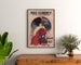 Póster vintage Paris-Clermont, temporada de invierno, enmarcado sobre una cómoda de madera, entre plantas.