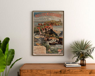 Póster vintage Paris Lyon Méditerranée, Jura, enmarcado sobre una cómoda de madera entre plantas.