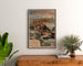Póster vintage Paris Lyon Méditerranée, Jura, enmarcado sobre una cómoda de madera entre plantas.
