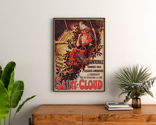 Póster vintage Saint-Cloud, fiesta patronal, enmarcado sobre una cómoda de madera, entre plantas.